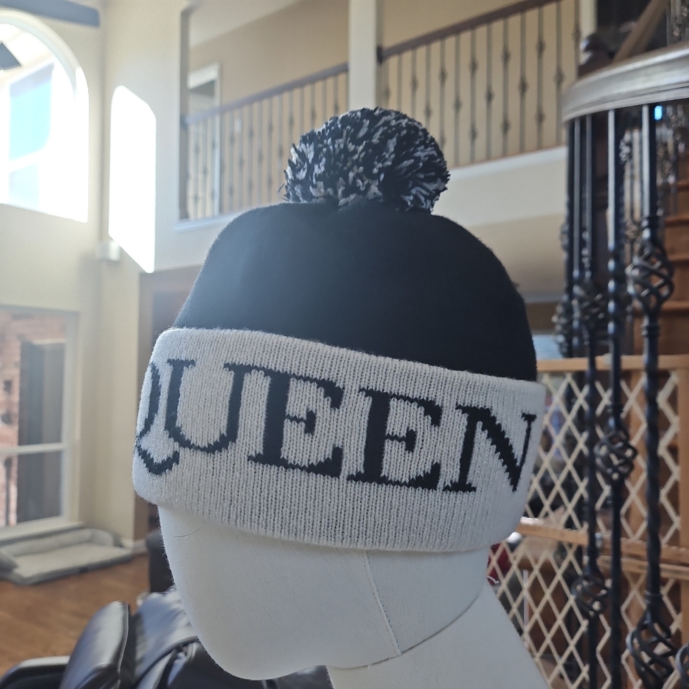 Alexander McQueen Monochrome Logo Beanie - Picture 7 of 9